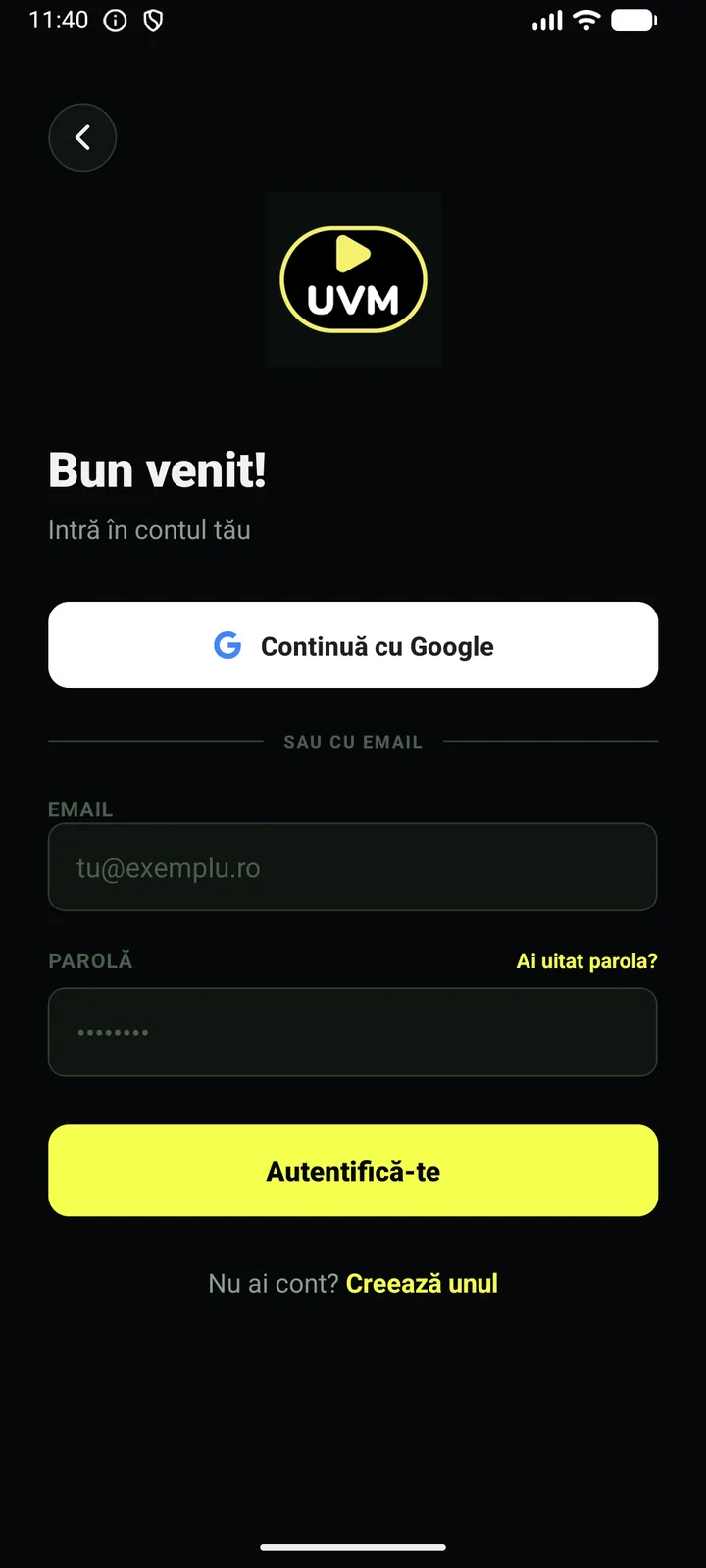 Ecranul de autentificare din aplicație: Google sau e-mail și parolă