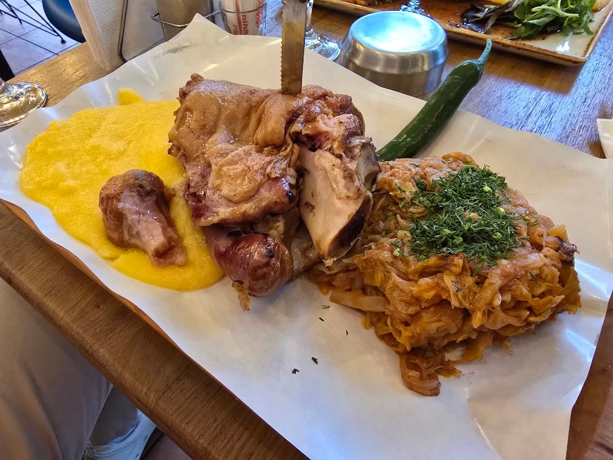 Restaurant LA MAMA Clubul Țăranului Român 3